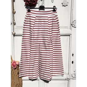   Olasz, elején rakott, piros/fehér csíkos szoknya, zsebekkel:))