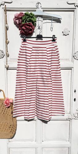 Olasz, elején rakott, piros/fehér csíkos szoknya, zsebekkel:))