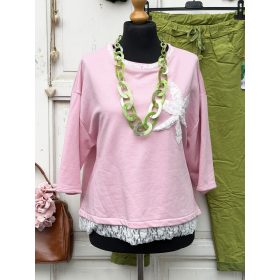   Olasz, csipke nyakú, aljú, mintájú pulcsi, rózsaszín alappal:))