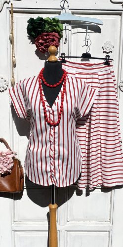 Olasz, piros/fehér csíkos blúz:))