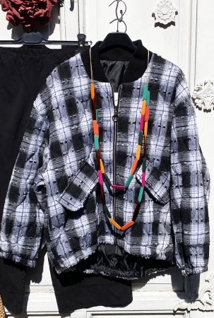 Olasz, igen extra anyagú, steppelt/kockás, zsebes, bélelt kabát, fekete/fehér alappal:)) Olasz, igen extra anyagú, steppelt/kockás, zsebes, bélelt kabát, fekete/fehér alappal:))