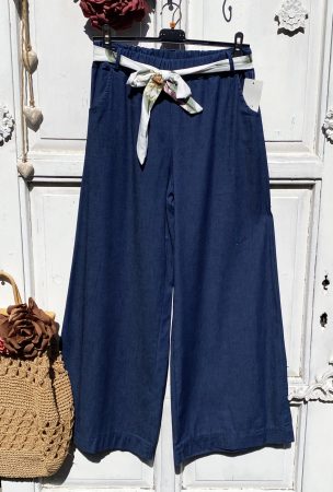 Olasz, bő szárú, már őszi farmer nadrág, színes övvel:))