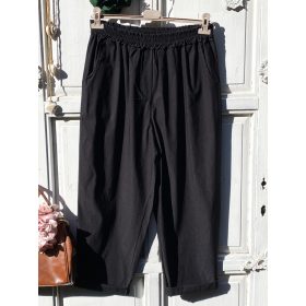   Olasz, lazább szabású nadrág, zsebekkel, fekete színben:))