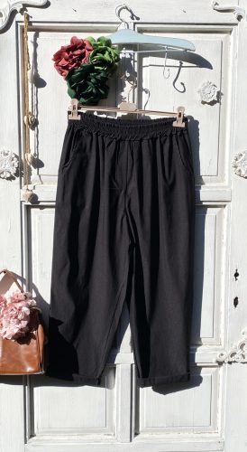 Olasz, lazább szabású nadrág, zsebekkel, fekete színben:))