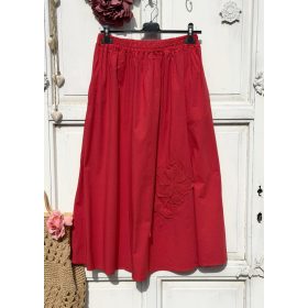   Olasz, A vonalú, rávarrt horgolt virágos, zsebes piros szoknya:))