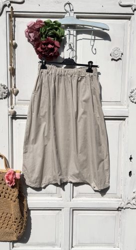 Olasz, mély ülepes bézs nadrág, zsebekkel:))