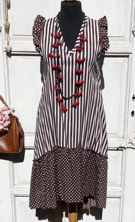 Olasz, csíkos/pöttyös ruha, némi fodorral, barna alappal:))