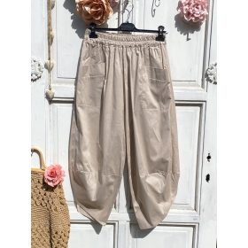   Olasz, alján ívelt bézs nadrág, elején nagyobb zsebekkel:))