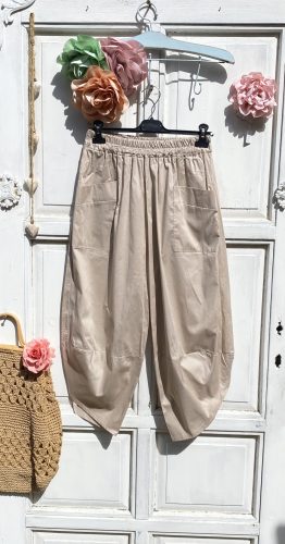 Olasz, alján ívelt bézs nadrág, elején nagyobb zsebekkel:))
