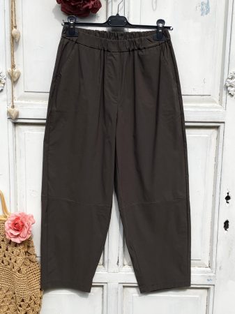 Olasz, lazább szabású barna nadrág, zsebekkel:)) Olasz, lazább szabású barna nadrág, zsebekkel:))