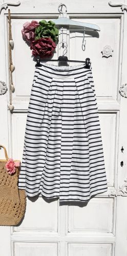 Olasz, elején rakott kék/fehér csíkos, zsebes szoknya:))