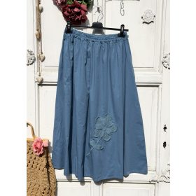   Olasz, A vonalú, rávarrt horgolt virágos, zsebes kék szoknya:))