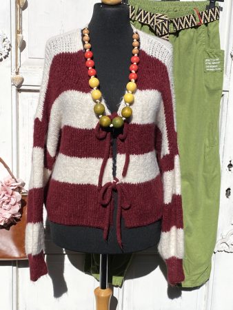 Olasz, burgundi csíkos kardigán, elején kötőkkel:)) Olasz, burgundi csíkos kardigán, elején kötőkkel:))