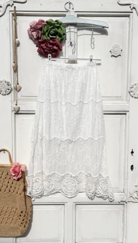 Olasz, hímzett virágos szoknya/alá őltöző, alján csipkével:))