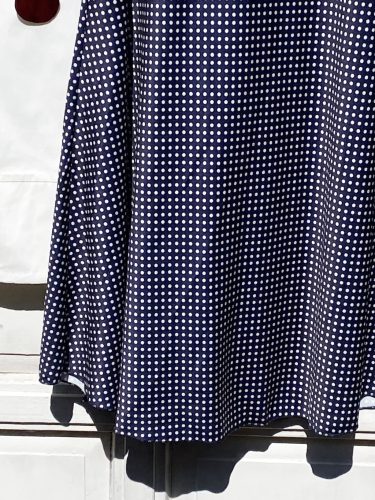Olasz, kék alapon fehér pöttyös szoknya:))