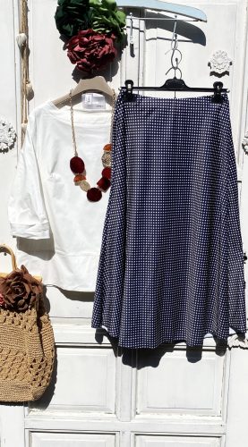 Olasz, kék alapon fehér pöttyös szoknya:))