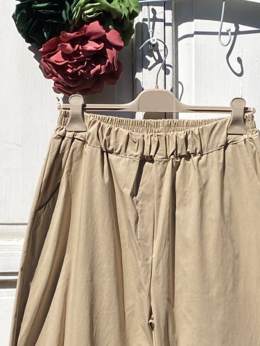 Olasz, lazább szabású nadrág, zsebekkel, karamell/bézses színben:))
