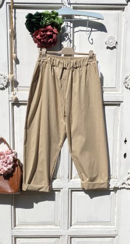 Olasz, lazább szabású nadrág, zsebekkel, karamell/bézses színben:))
