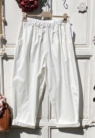 Olasz, lazább szabású nadrág, zsebekkel, tört fehér színben:)) Olasz, lazább szabású nadrág, zsebekkel, tört fehér színben:))