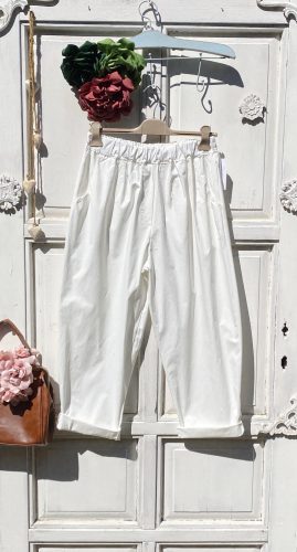 Olasz, lazább szabású nadrág, zsebekkel, tört fehér színben:))
