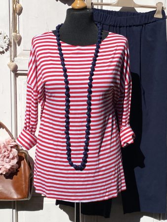 Olasz, piros/fehér csíkos felső:))