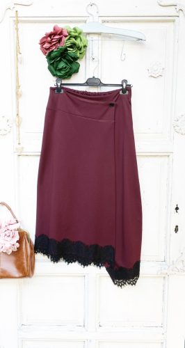 Olasz, átlapolós, alján csipkés, extra szabású ,burgundi szoknya:))