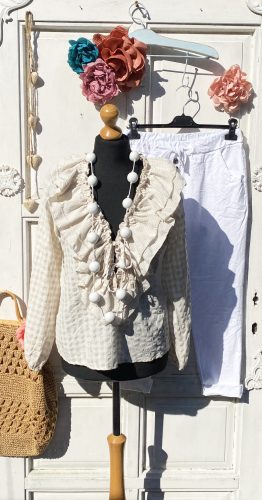 Olasz, kockás zsabós blúz, bézs alappal:))