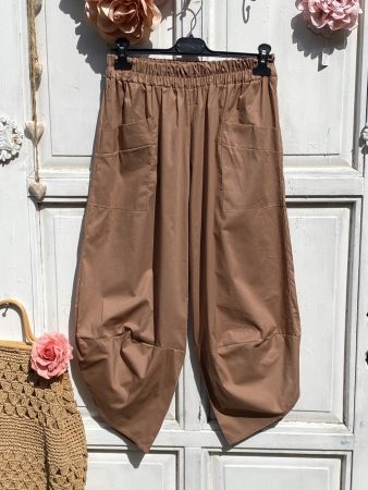 Olasz, elején nagy zsebes, alján ívelt szabású, nyári könnyed camel nadrág:))