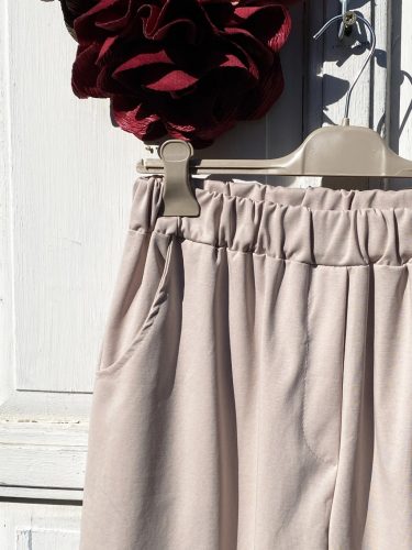 Olasz, lazább szabású nadrág, zsebekkel, bézs színben:))