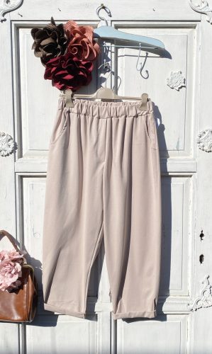 Olasz, lazább szabású nadrág, zsebekkel, bézs színben:))