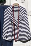   Olasz, dupla soros gombolású kék csíkos kabátka, zsebekkel:))