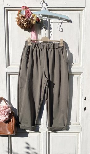 Olasz, bővebb, laza szabású zöld nadrág, zsebekkel:))