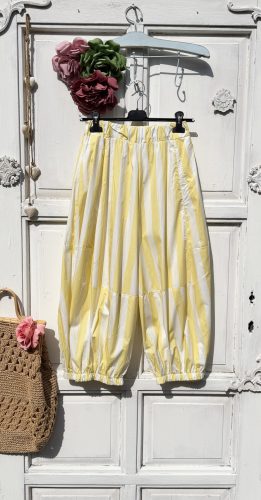 Olasz, 3/4-es cargo, bő nadrág, sárga/fehér csíkokkal, zsebekkel:))