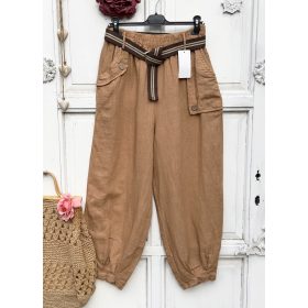   Olasz, elején gombos zsebes, bővebb szabású, len nadrág, camel színben:))