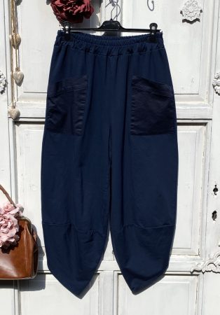 Olasz, alján ívelt, elején nagy zsebes kék nadrág:))