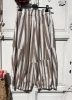 Olasz, 3/4-es cargo, bő nadrág, mély bézs/fehér csíkokkal, zsebekkel:))