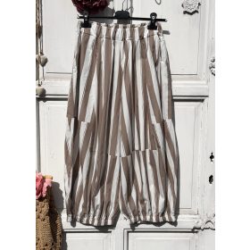   Olasz, 3/4-es cargo, bő nadrág, mély bézs/fehér csíkokkal, zsebekkel:))