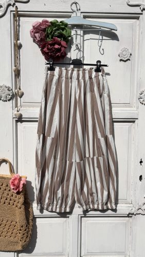 Olasz, 3/4-es cargo, bő nadrág, mély bézs/fehér csíkokkal, zsebekkel:))