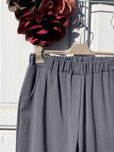 Olasz, lazább szabású nadrág, zsebekkel, szürke színben:))