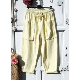 Olasz, elején nagy zsebes sárga nadrág:))