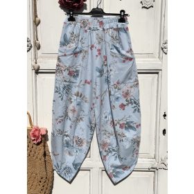   Olasz, alján ívelt, elején nagy zsebes virágos nadrág, kék alappal:))