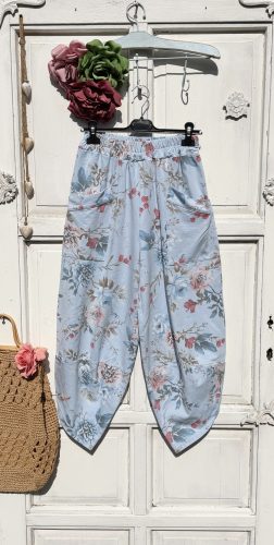 Olasz, alján ívelt, elején nagy zsebes virágos nadrág, kék alappal:))