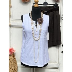 Olasz, elején gombos fehér trikó:))