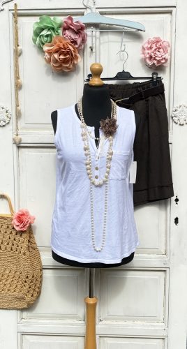 Olasz, elején gombos fehér trikó:))