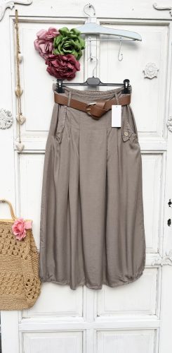 Olasz, elején gombos/zsebes szoknya, cappuccino színben, ajándék övvel:))