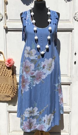 Olasz, vállán masnis, pasztell virágos ruha, kék alappal, zsebekkel:)) Olasz, vállán masnis, pasztell virágos ruha, kék alappal, zsebekkel:))