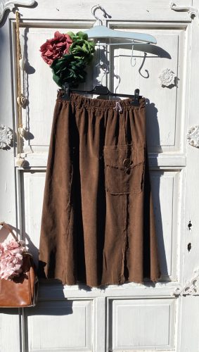 Olasz, nagy zsebes/gombos, mikrokord szoknya, barna színben:))